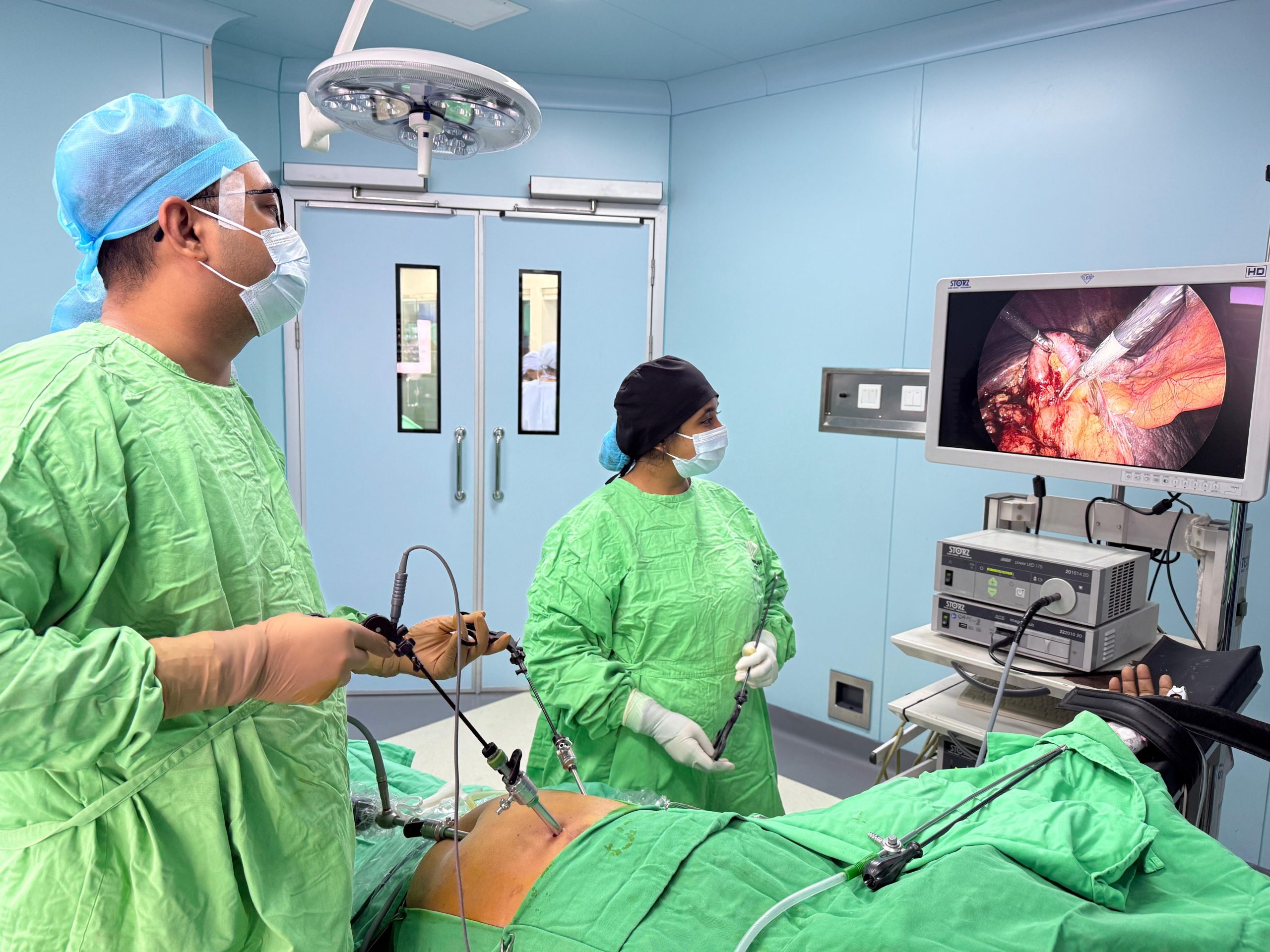 Dr. Murshidul Arefin performing laparoscopic gall bladder stone surgery in Dhaka – gall bladder operation cost in Bangladesh with hospital pricing factors.